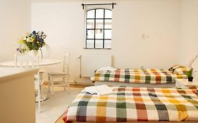 Historical Malt Factory Apartment, 6 Bedrooms, Sleeps 12 , Hot Tub
