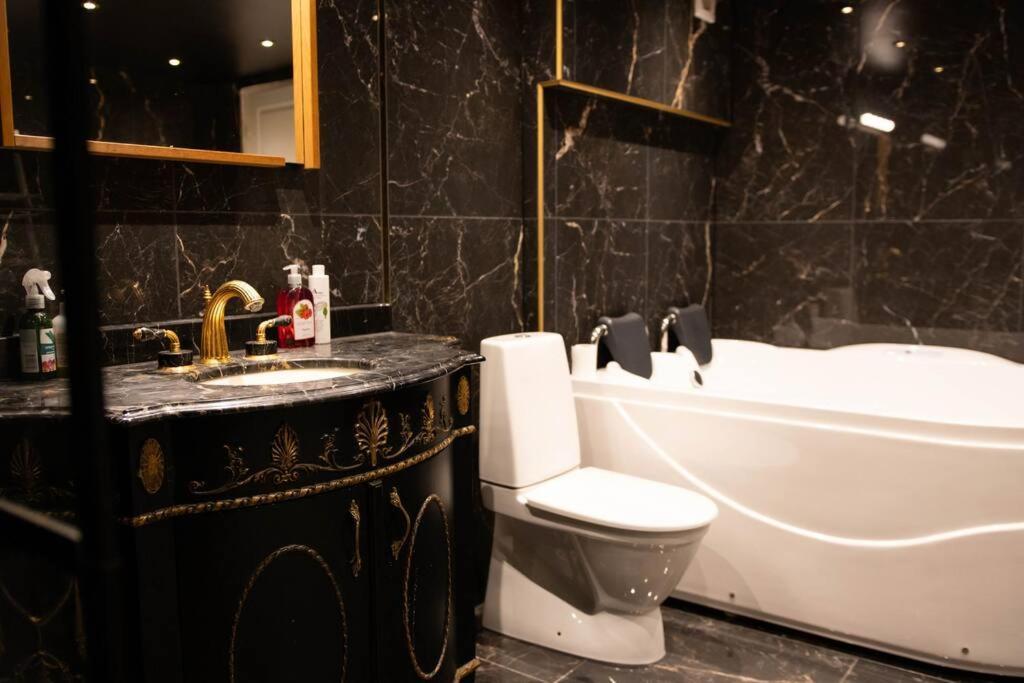 Historical Malt Factory Apartment, 6 Bedrooms, Sleeps 12 , Hot Tub Helsingborg Exteriör bild