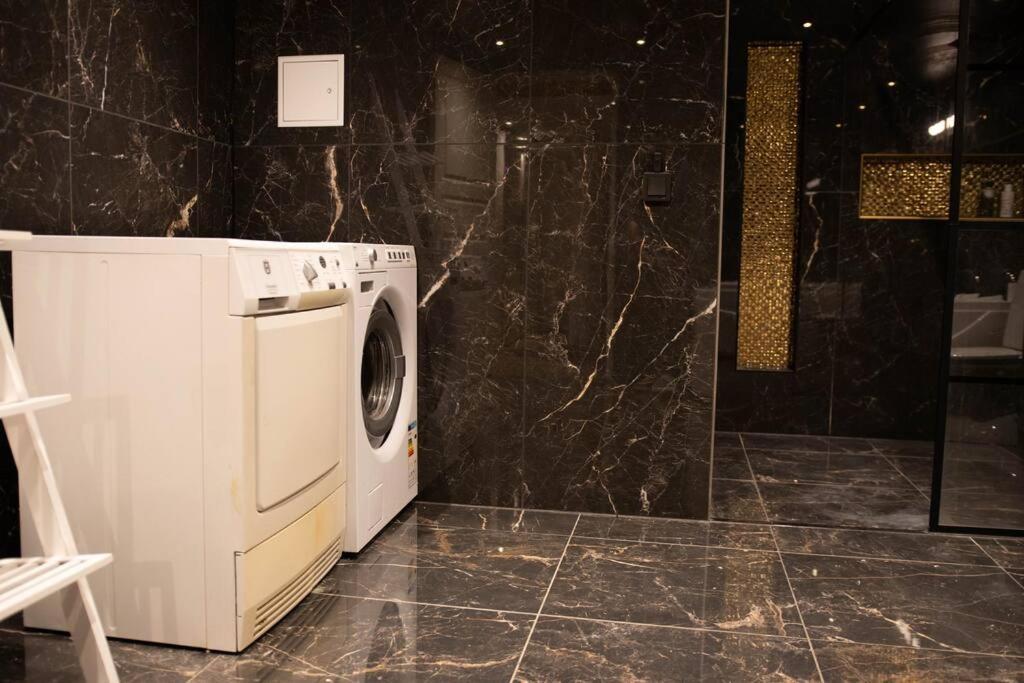 Historical Malt Factory Apartment, 6 Bedrooms, Sleeps 12 , Hot Tub Helsingborg Exteriör bild
