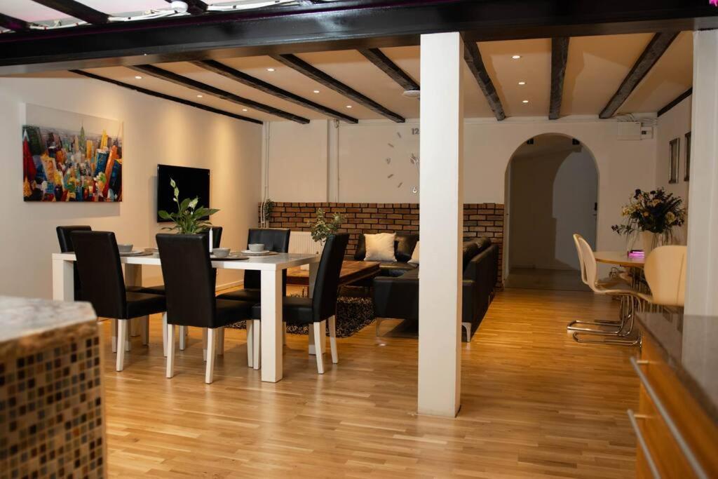 Historical Malt Factory Apartment, 6 Bedrooms, Sleeps 12 , Hot Tub Helsingborg Exteriör bild